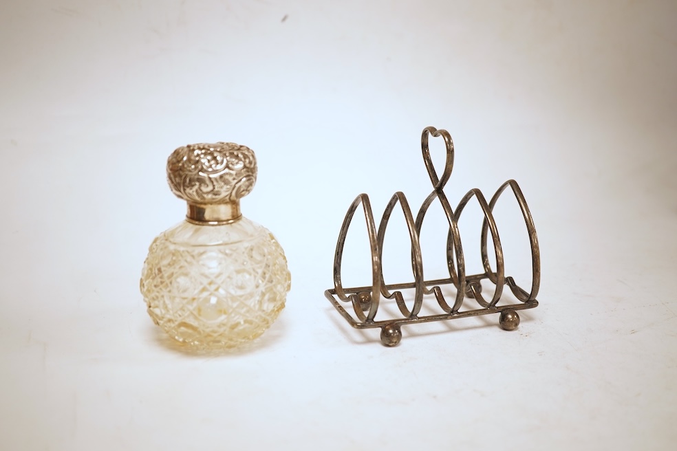 A collection of small silver including a pair of Edwardian rectangular dishes, Thomas Woolley, Birmingham, 1901, 13.2cm, a mug, two handled cup, cigarette case, photograph frame, toast rack, wine label, sovereign case et